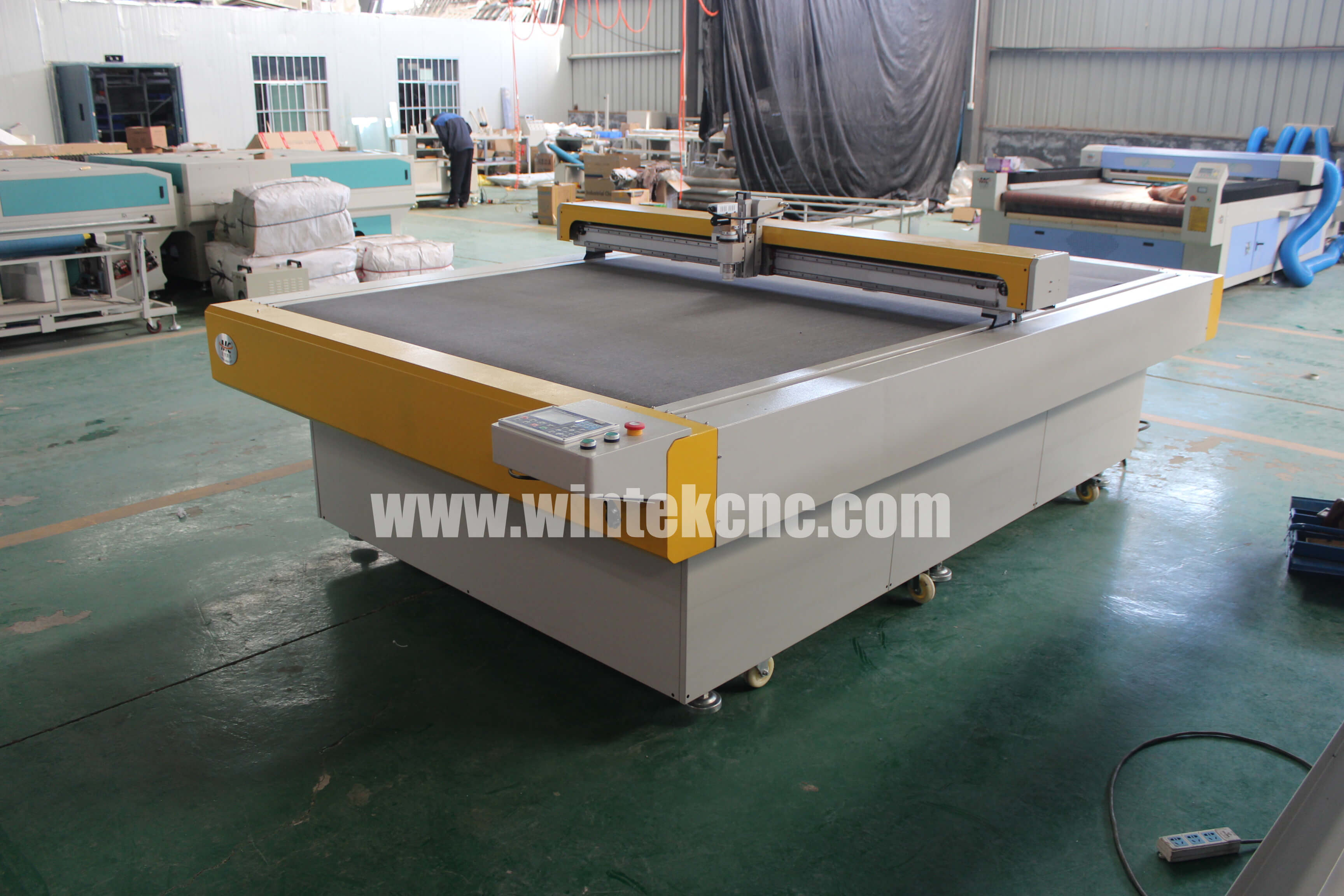 Oscillating knife cutting machine for cutting leather fabric rubber